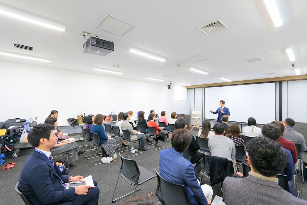 セミナーで登壇する山口晃平